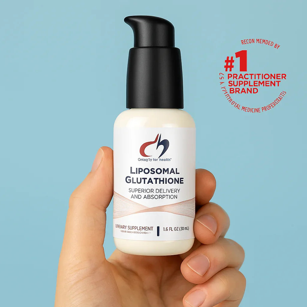 Persona sosteniendo un frasco de Liposomal Glutathione de Designs for Health, antioxidante para detoxificación y longevidad