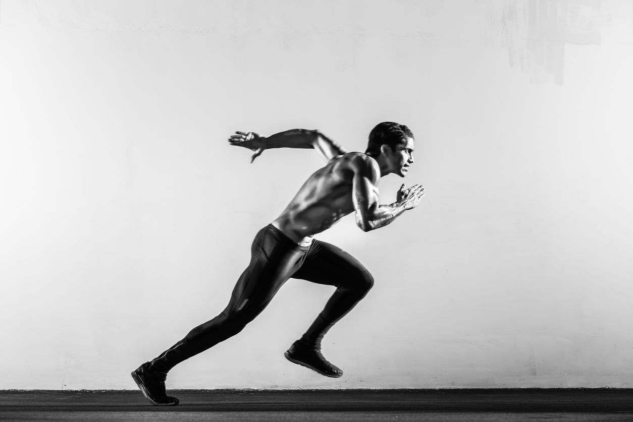 Hombre corriendo en sprint, concepto de energía y vitalidad