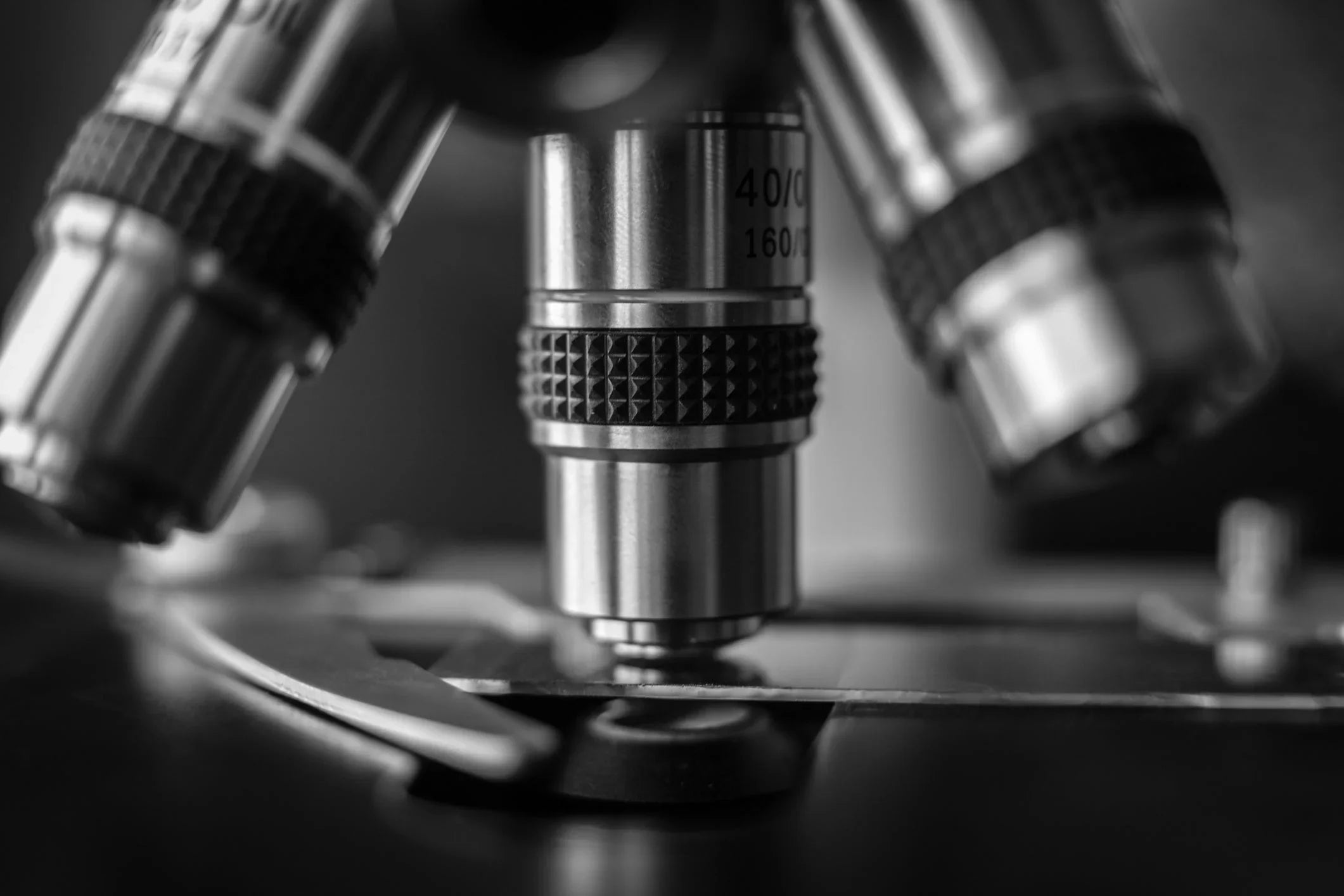 Primer plano de un microscopio óptico, representando investigación científica y medicina de precisión.