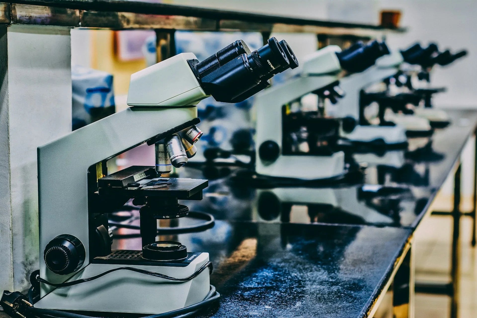 Microscopios en laboratorio de análisis clínico y diagnóstico